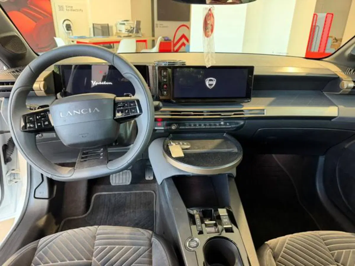 Lancia Ypsilon usata a Salerno (13)