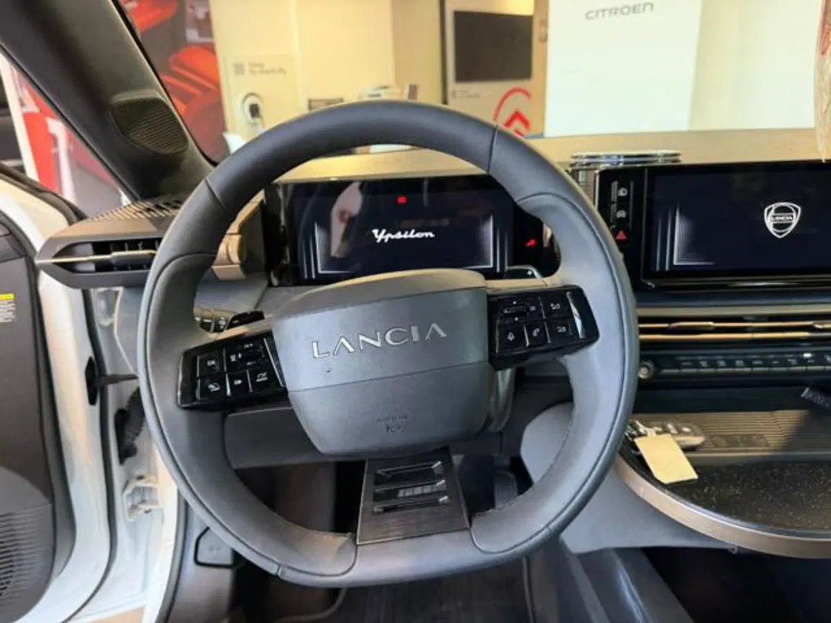 Lancia Ypsilon usata a Salerno (14)