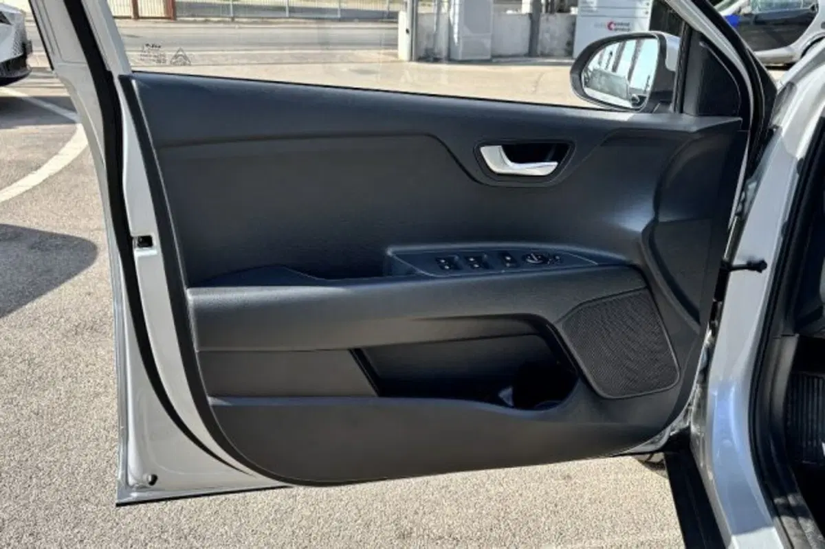 Kia Stonic usata a Latina (12)