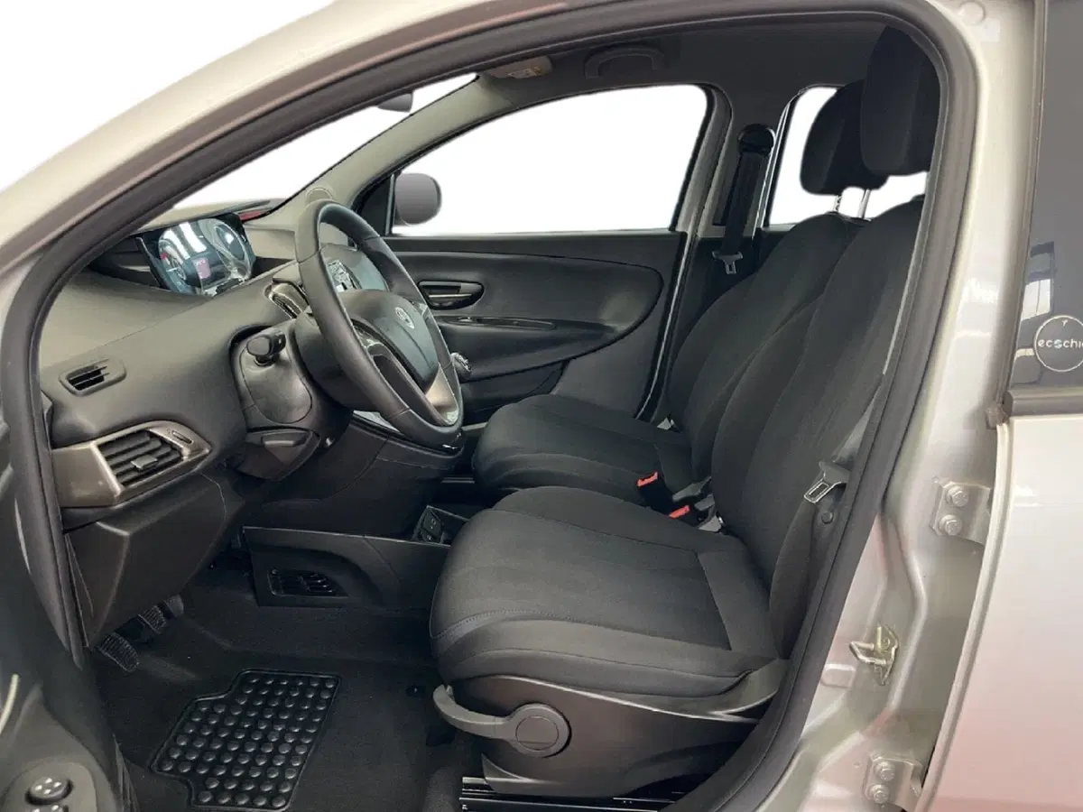 Lancia Ypsilon usata a Torino (9)
