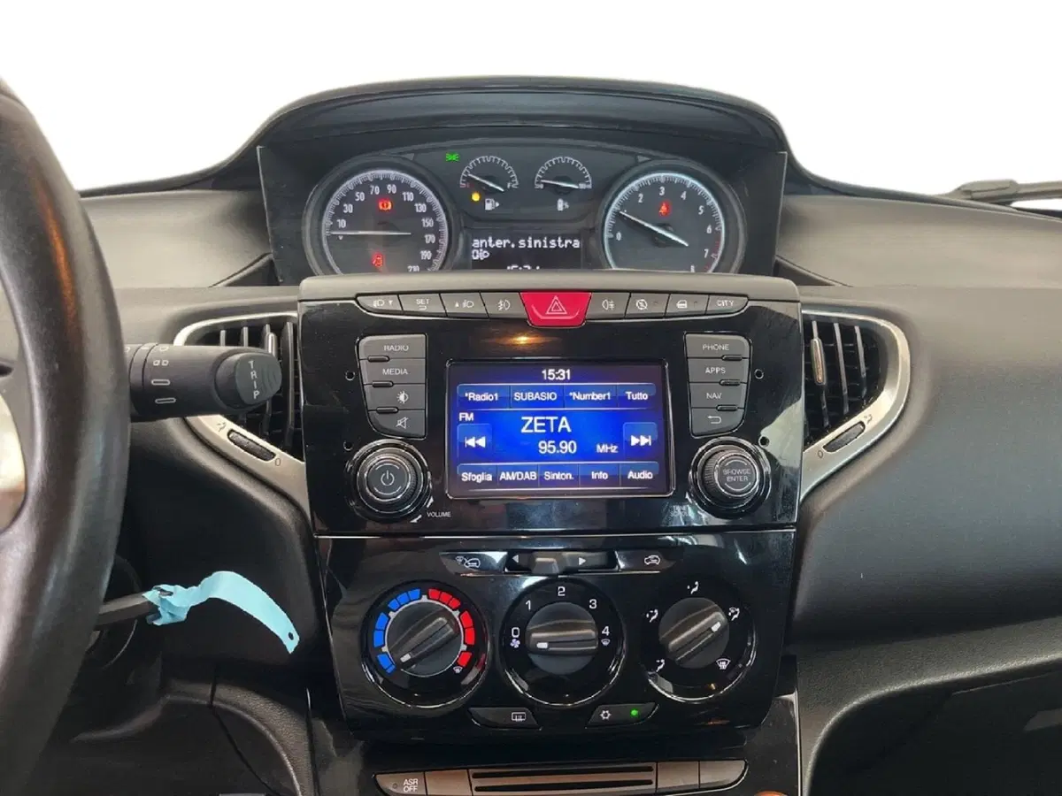 Lancia Ypsilon usata a Torino (13)