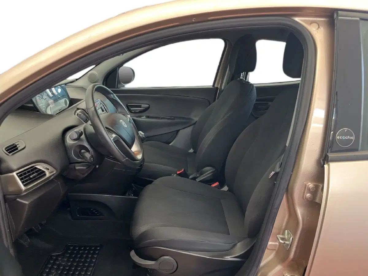 Lancia Ypsilon usata a Torino (9)