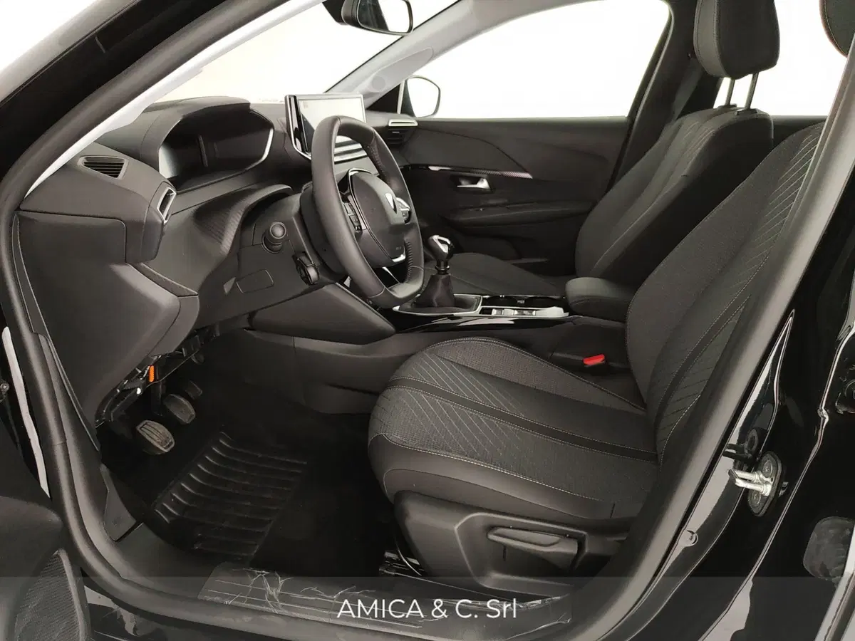 Peugeot 208 nuova a Caserta (15)