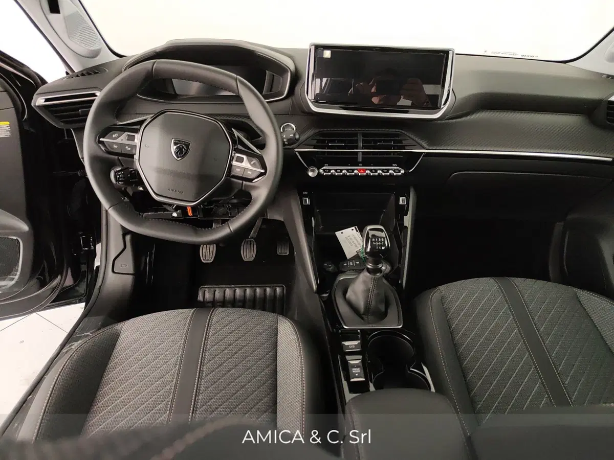 Peugeot 208 nuova a Caserta (18)