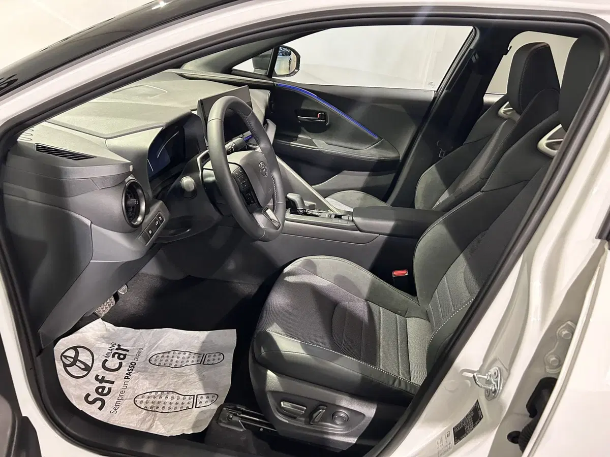 Toyota Toyota C-HR nuova a Milano (11)