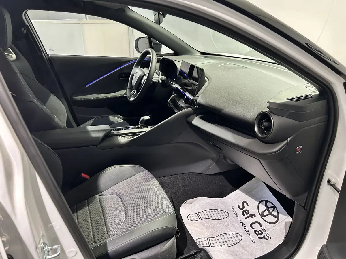 Toyota Toyota C-HR nuova a Milano (12)