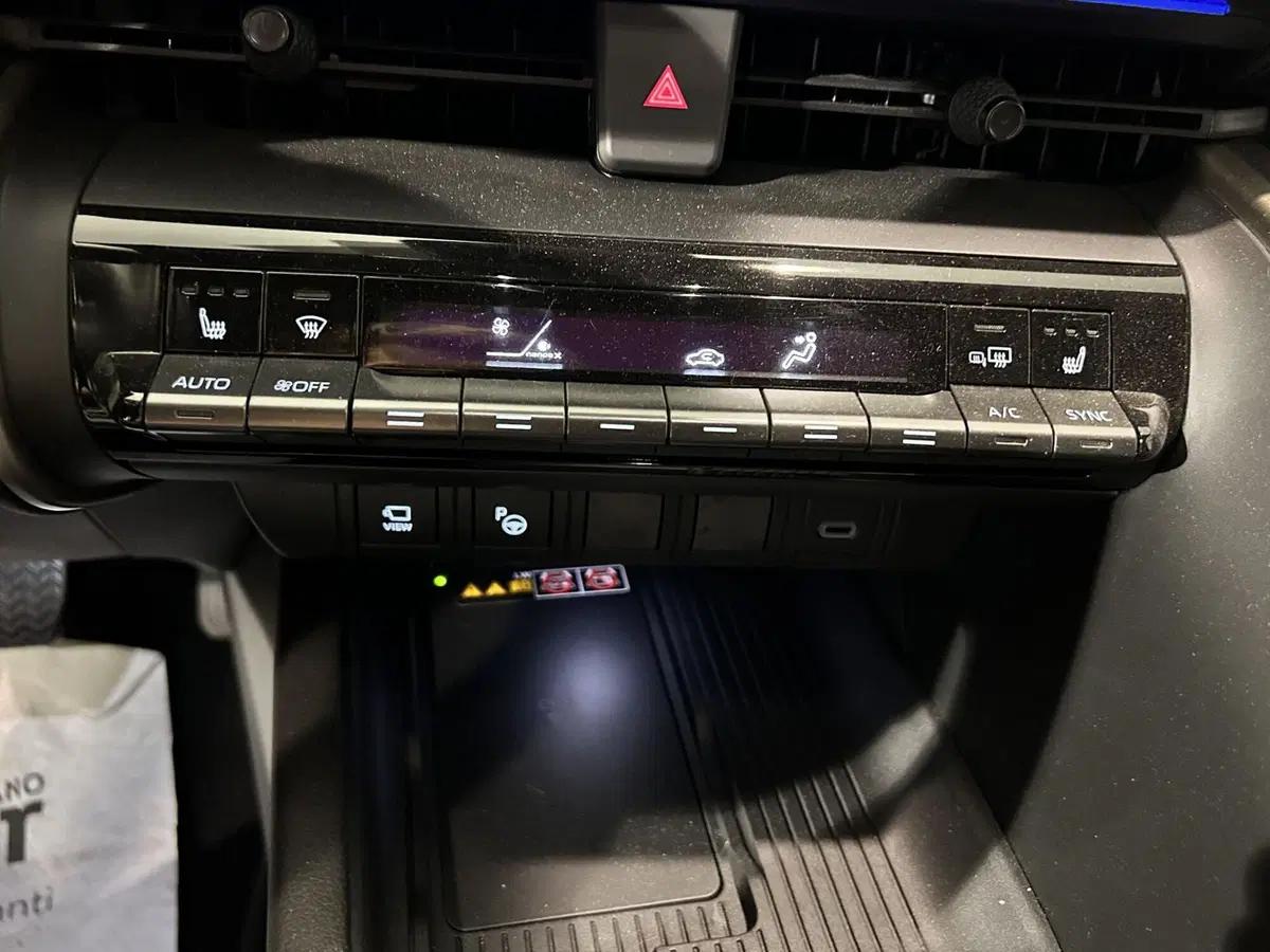 Toyota Toyota C-HR nuova a Milano (17)