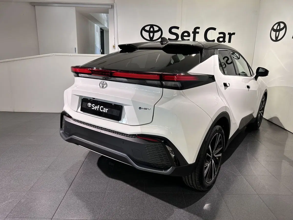 Toyota Toyota C-HR nuova a Milano (4)