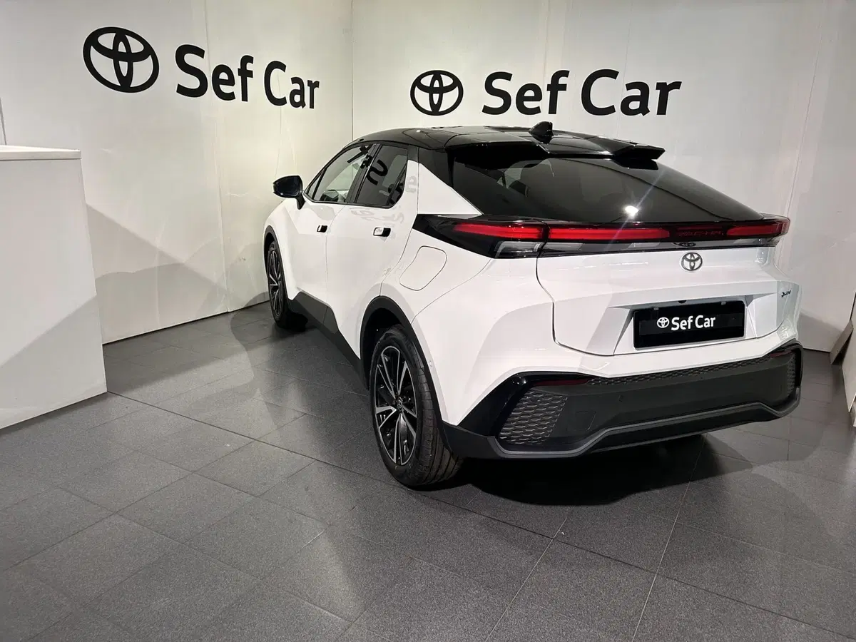 Toyota Toyota C-HR nuova a Milano (5)