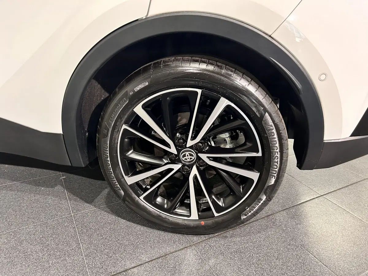 Toyota Toyota C-HR nuova a Milano (7)