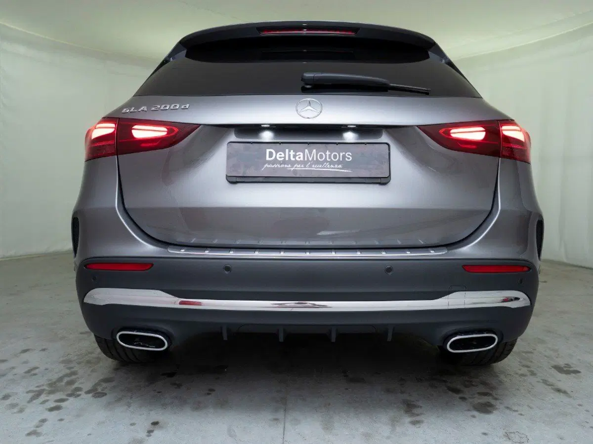 Mercedes-Benz GLA SUV nuova a Macerata (3)