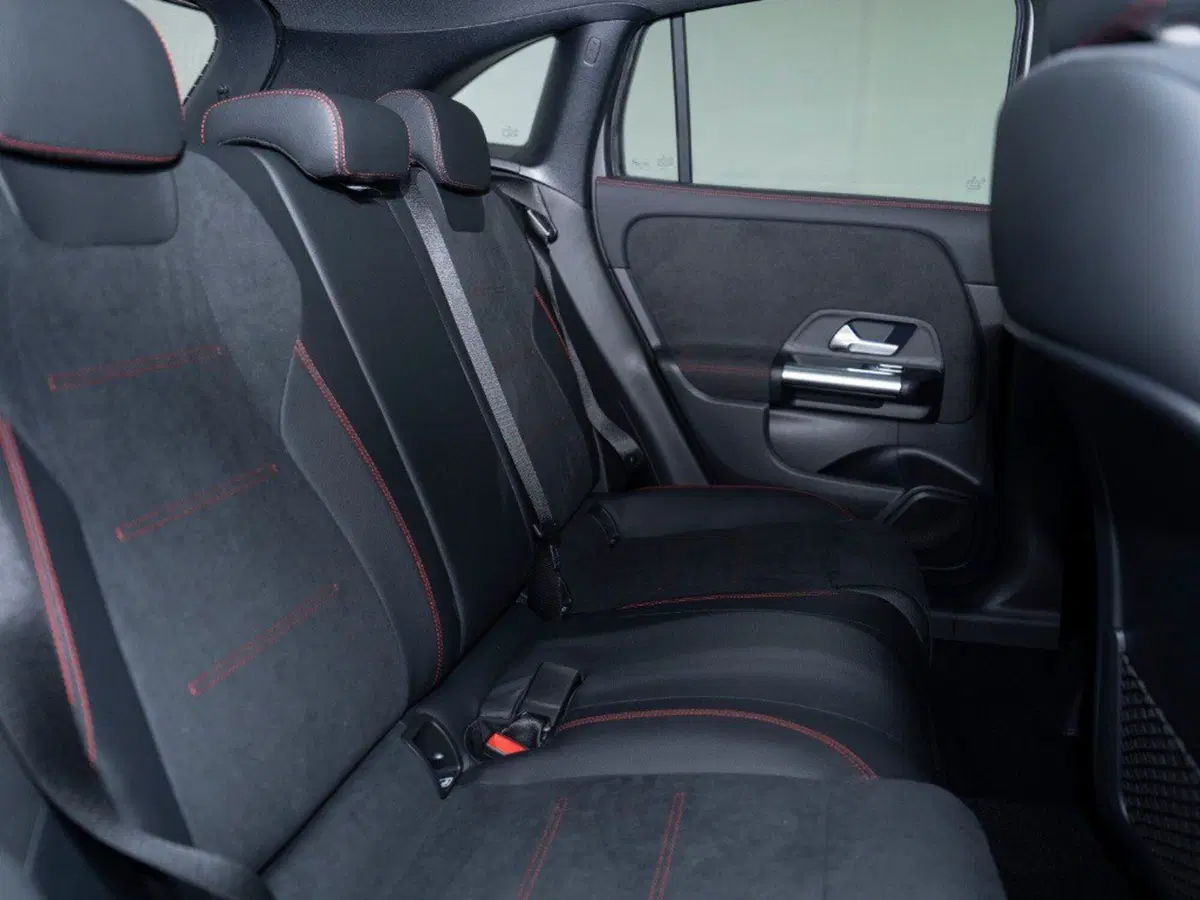 Mercedes-Benz GLA SUV nuova a Macerata (15)