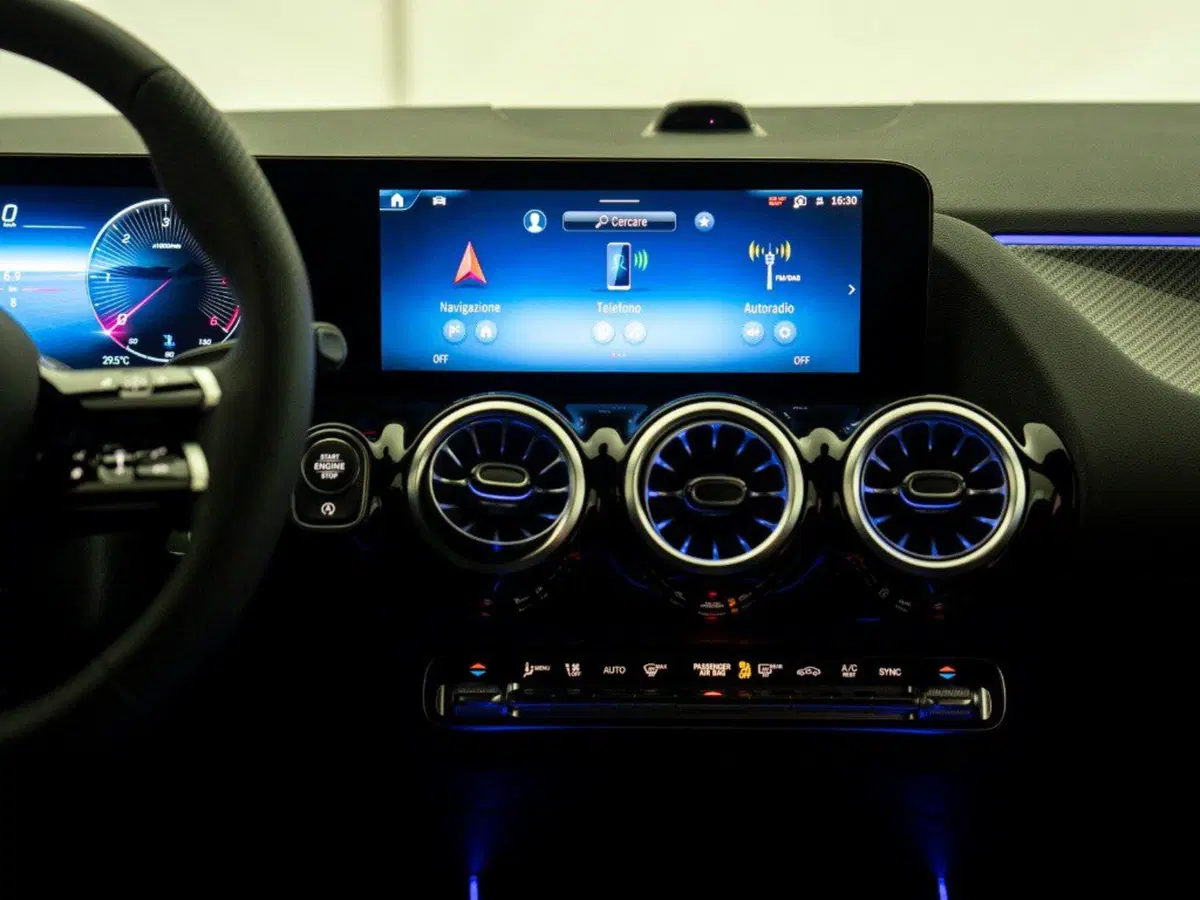 Mercedes-Benz GLA SUV nuova a Macerata (20)