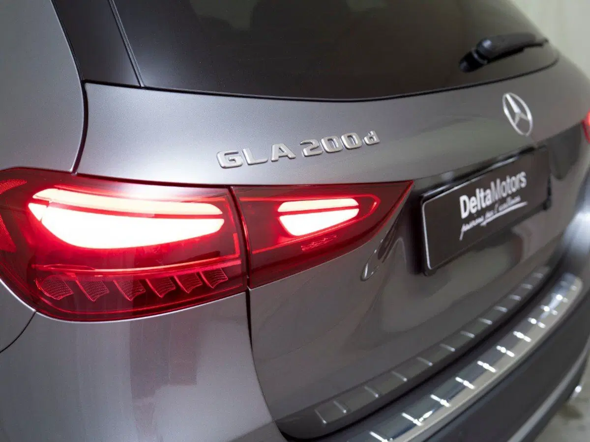Mercedes-Benz GLA SUV nuova a Macerata (3)