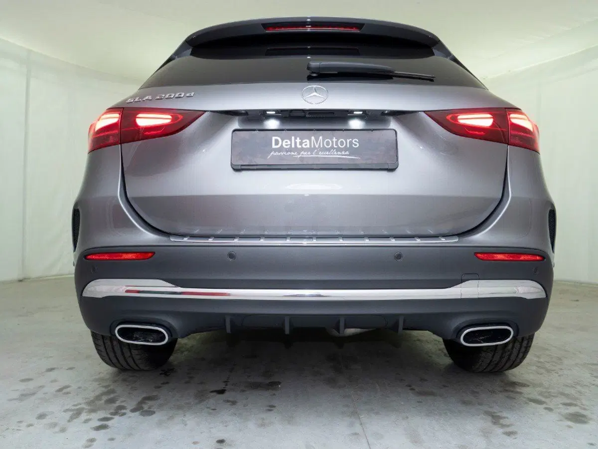 Mercedes-Benz GLA SUV nuova a Macerata (4)