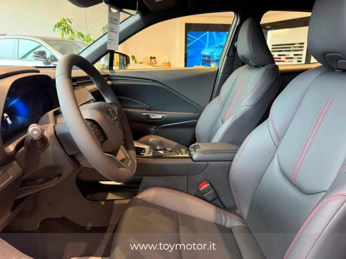 Lexus LBX nuova a Perugia (9)