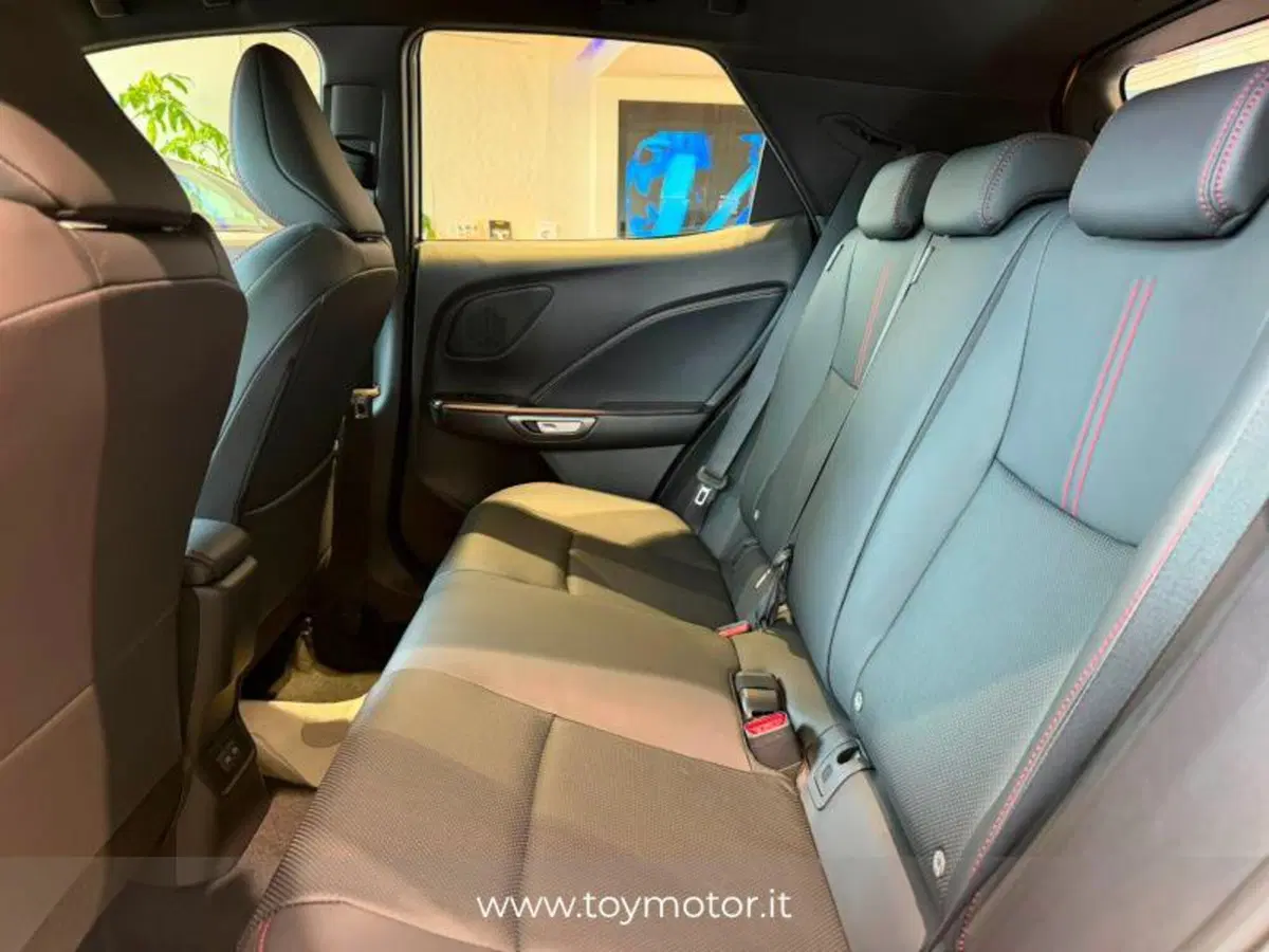 Lexus LBX nuova a Perugia (11)