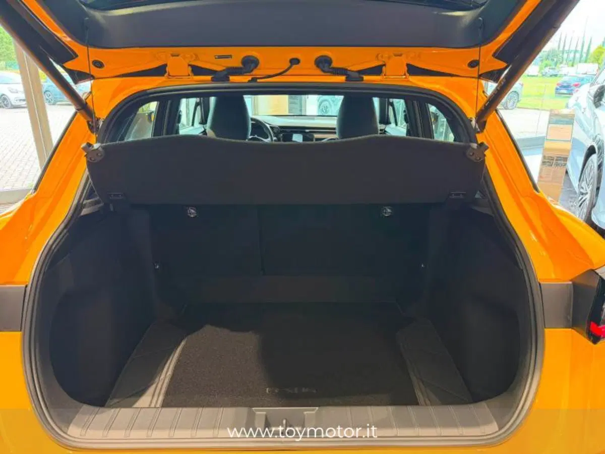 Lexus LBX nuova a Perugia (12)