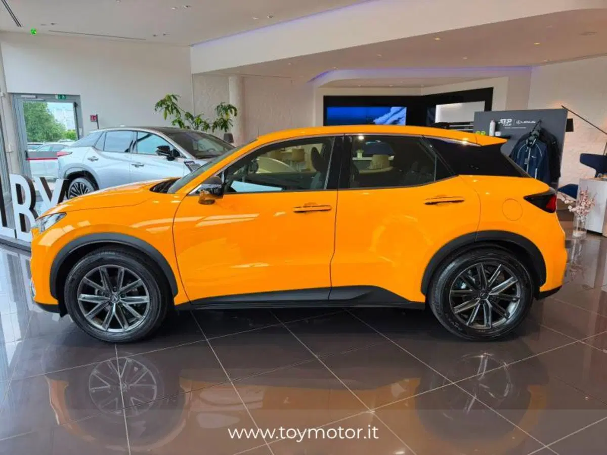Lexus LBX nuova a Perugia (2)