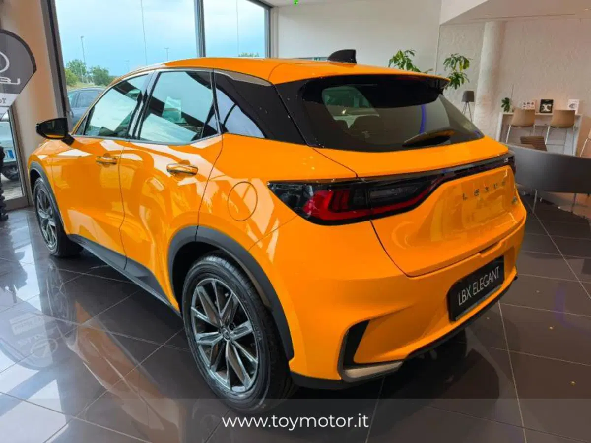 Lexus LBX nuova a Perugia (4)
