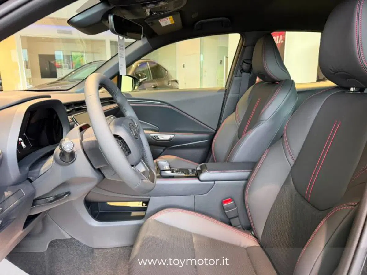 Lexus LBX nuova a Perugia (12)