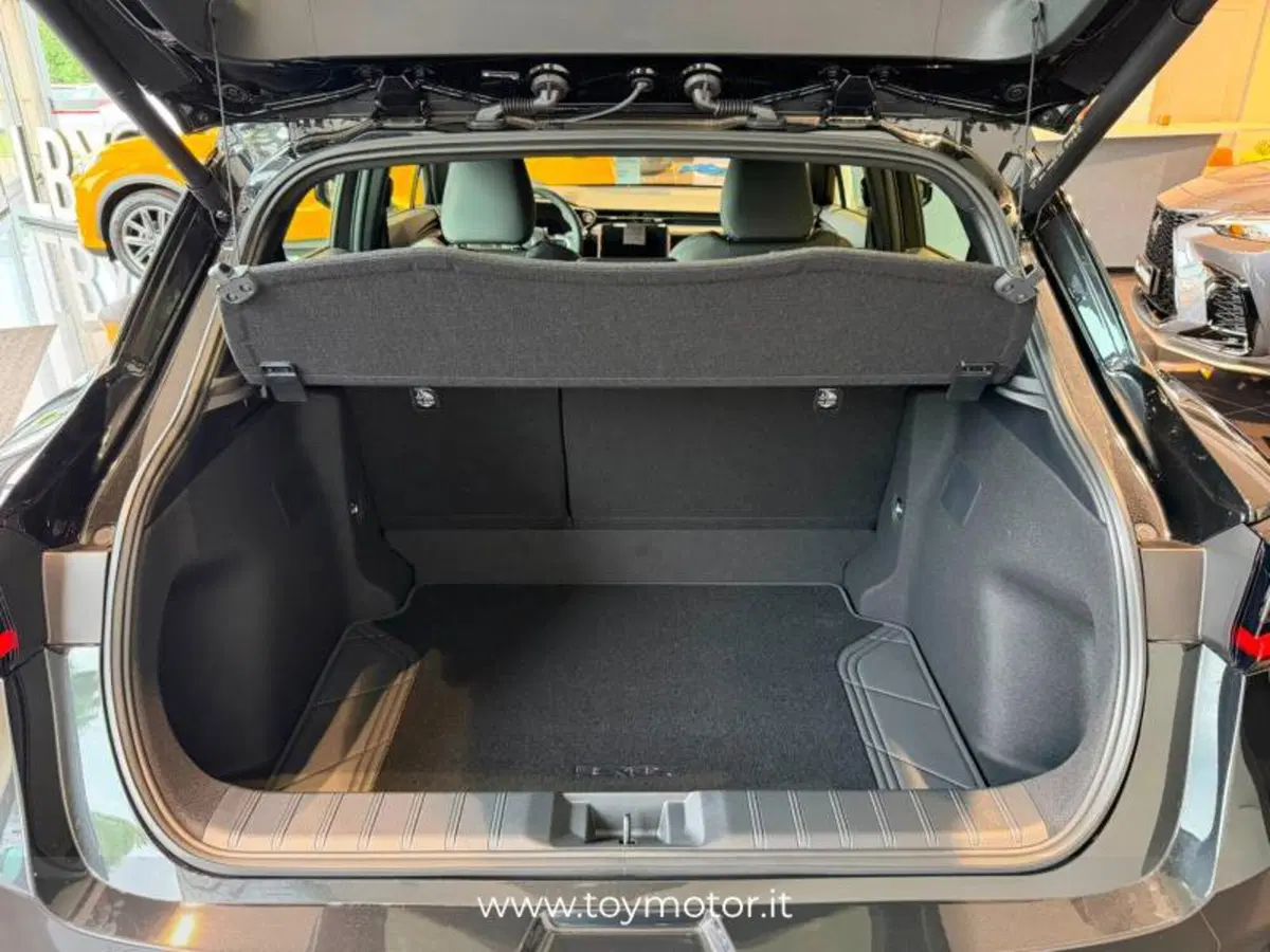Lexus LBX nuova a Perugia (13)