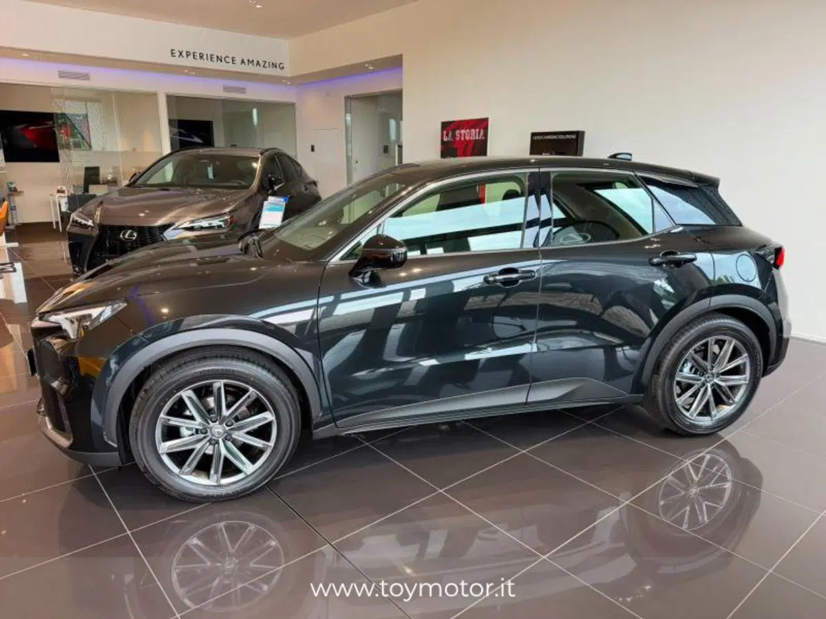Lexus LBX nuova a Perugia (2)
