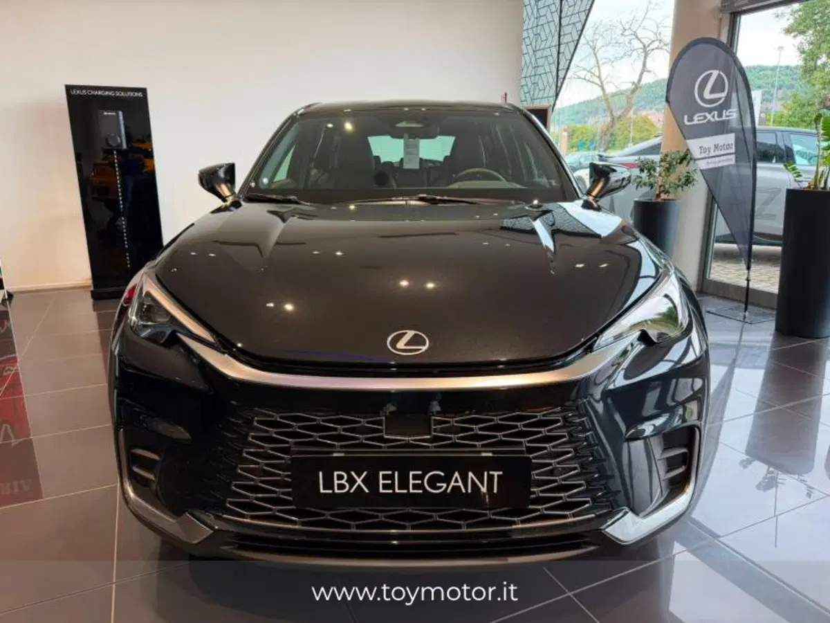 Lexus LBX nuova a Perugia (3)