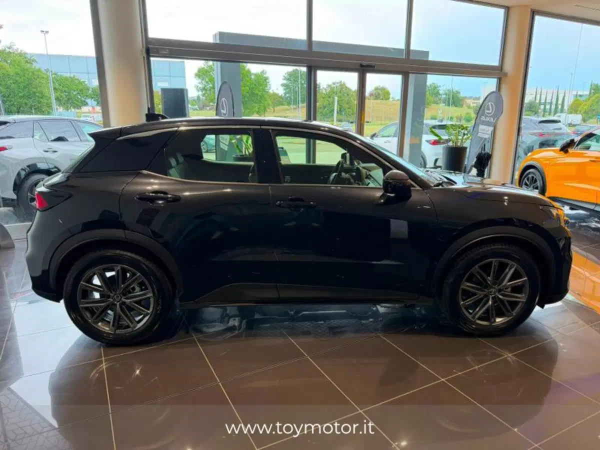 Lexus LBX nuova a Perugia (5)