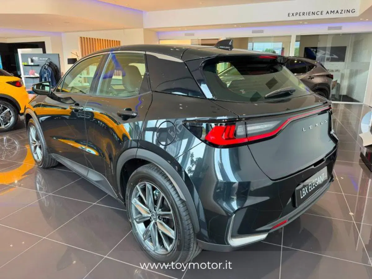 Lexus LBX nuova a Perugia (6)