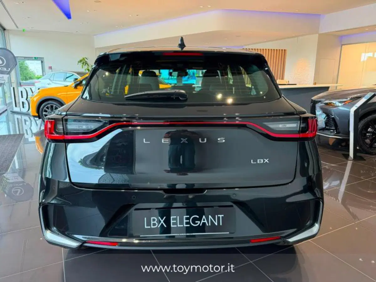 Lexus LBX nuova a Perugia (7)