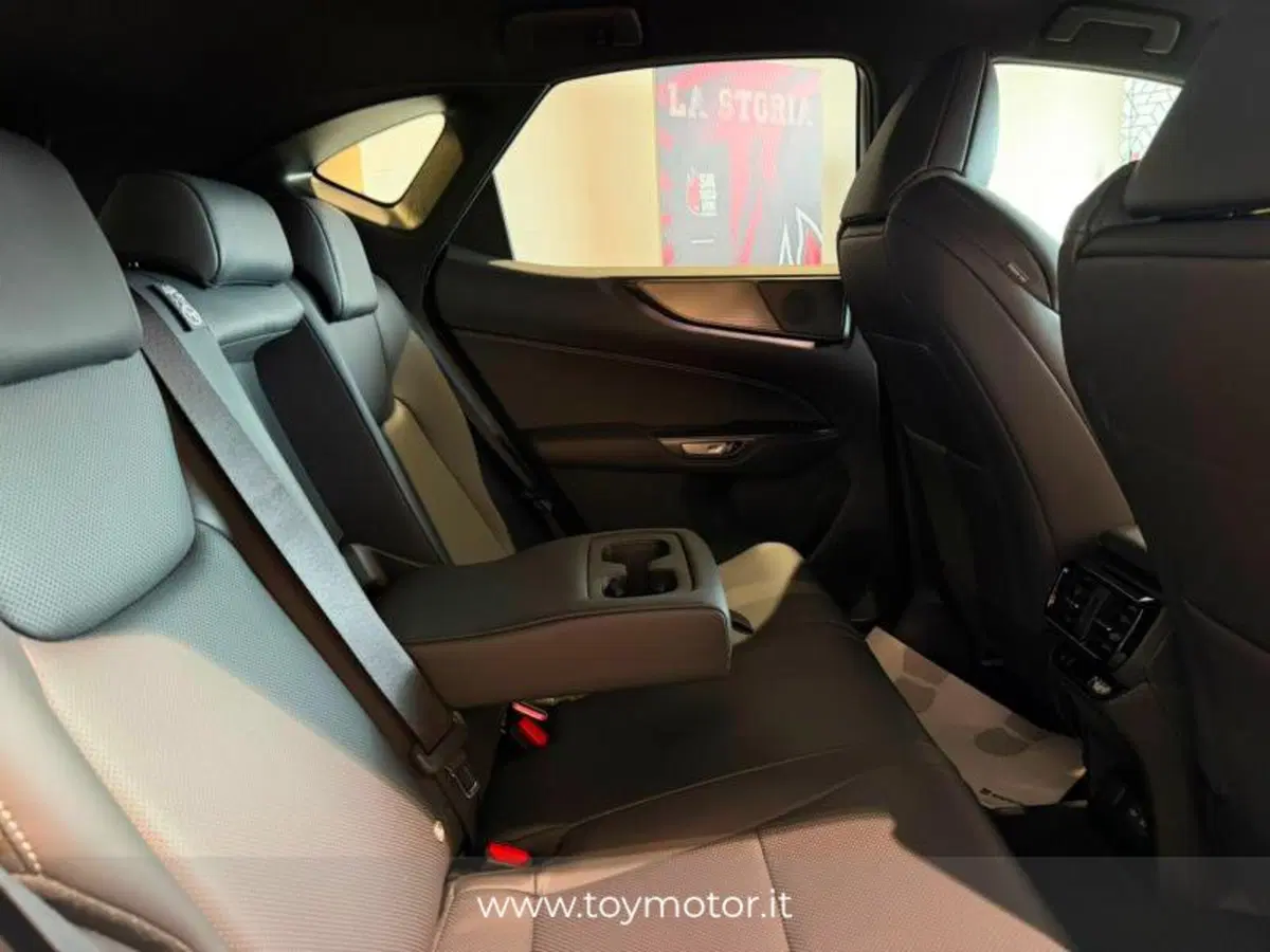 Lexus NX nuova a Perugia (14)