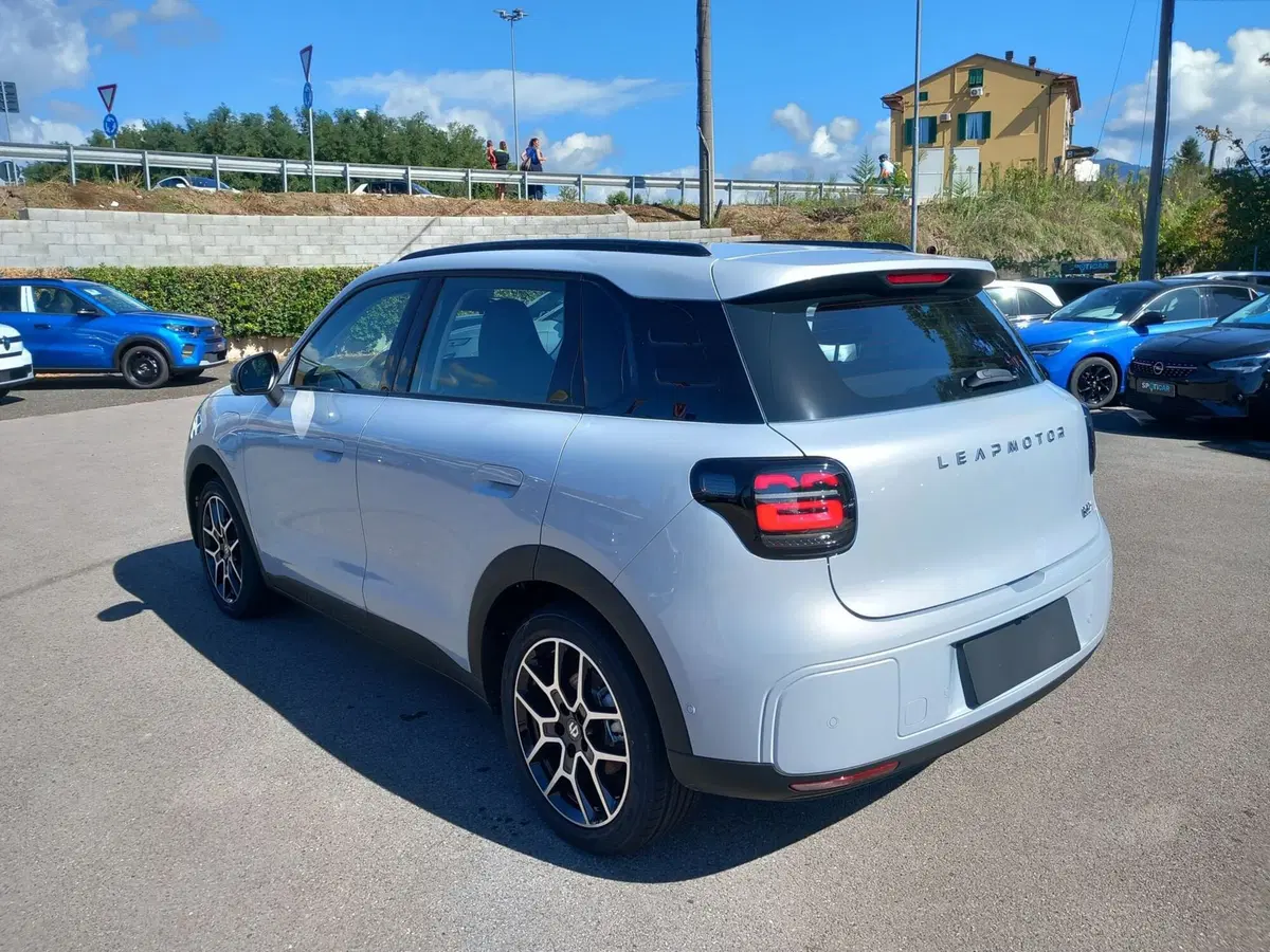 Leapmotor B03X nuova a Lucca (4)