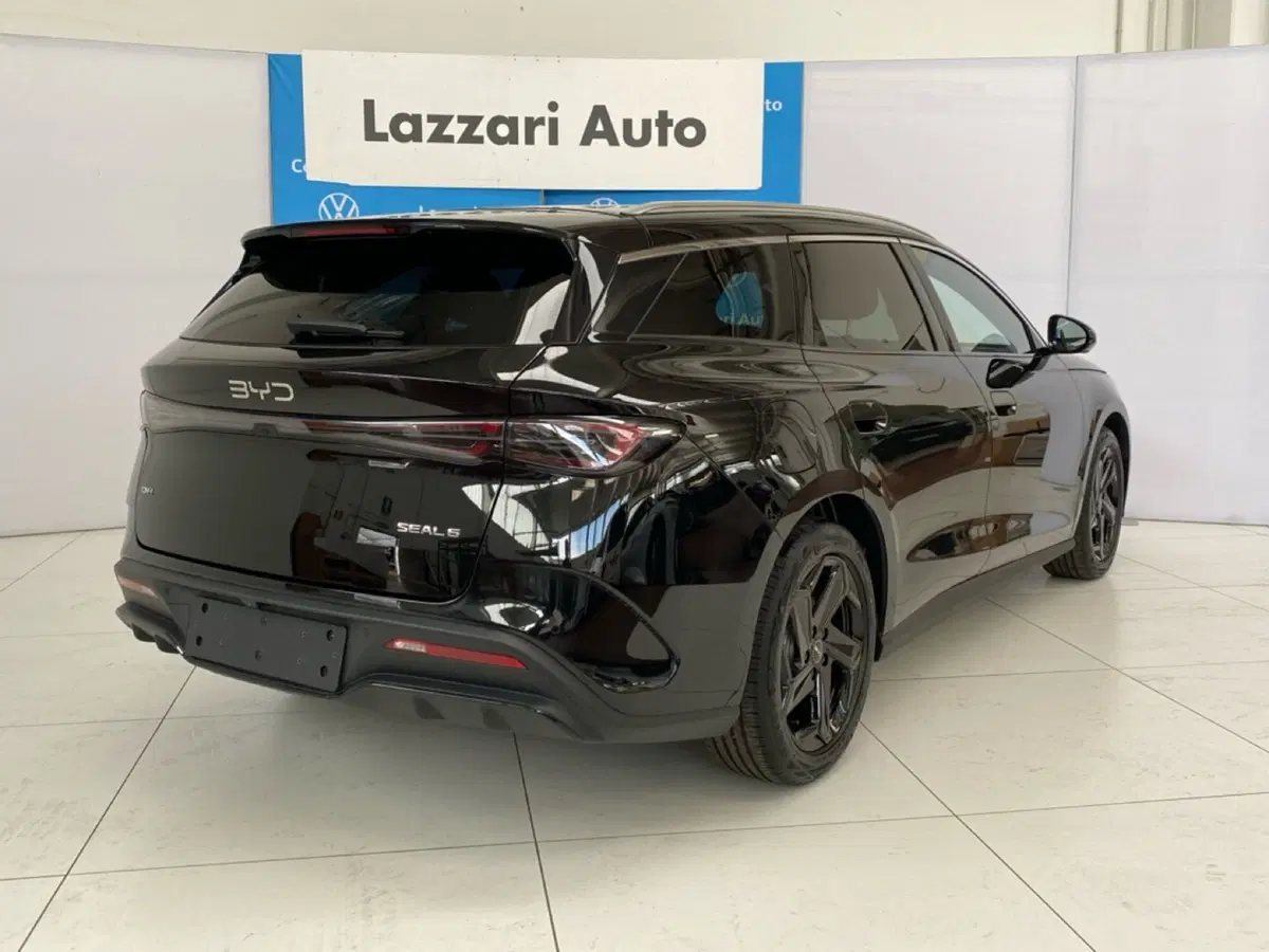 Byd Seal 6 DM-i Station Wagon nuova a Lodi (4)