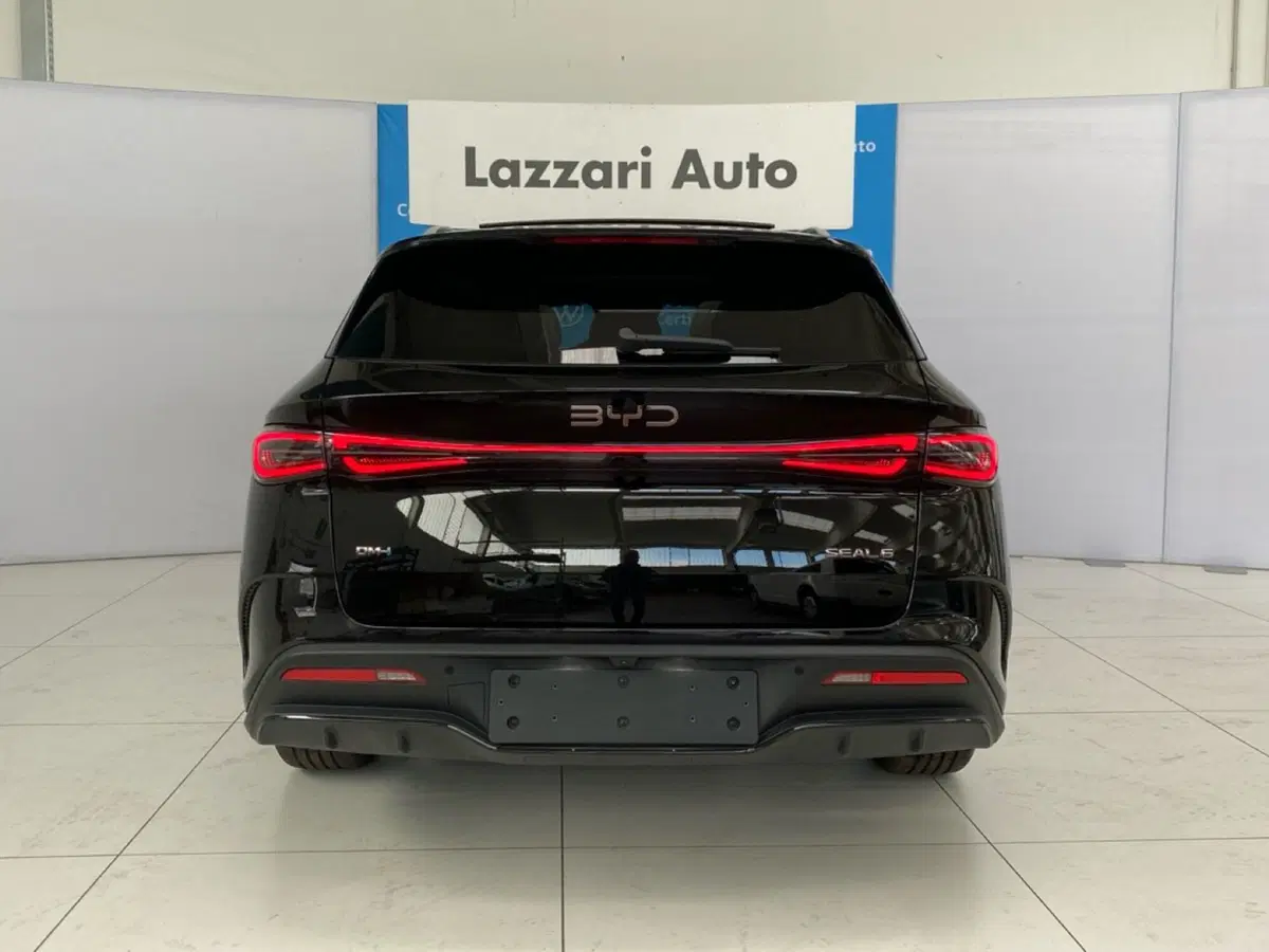 Byd Seal 6 DM-i Station Wagon nuova a Lodi (5)