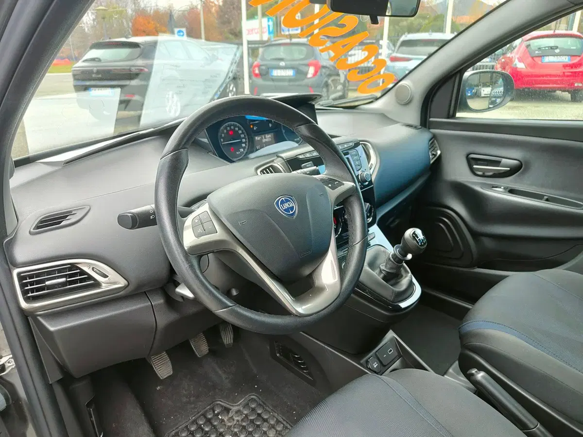 Lancia Ypsilon usata a Torino (10)