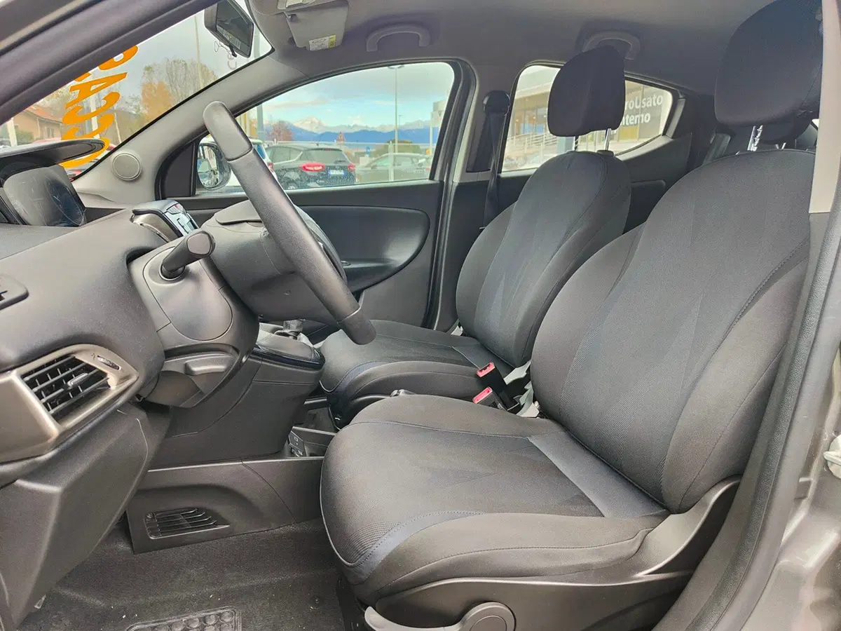 Lancia Ypsilon usata a Torino (11)