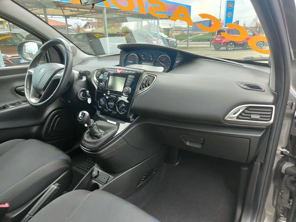 Lancia Ypsilon usata a Torino (15)
