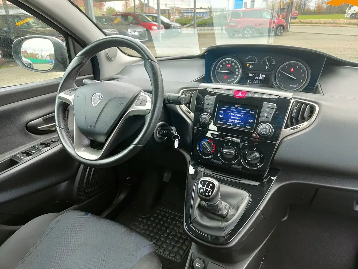 Lancia Ypsilon usata a Torino (18)