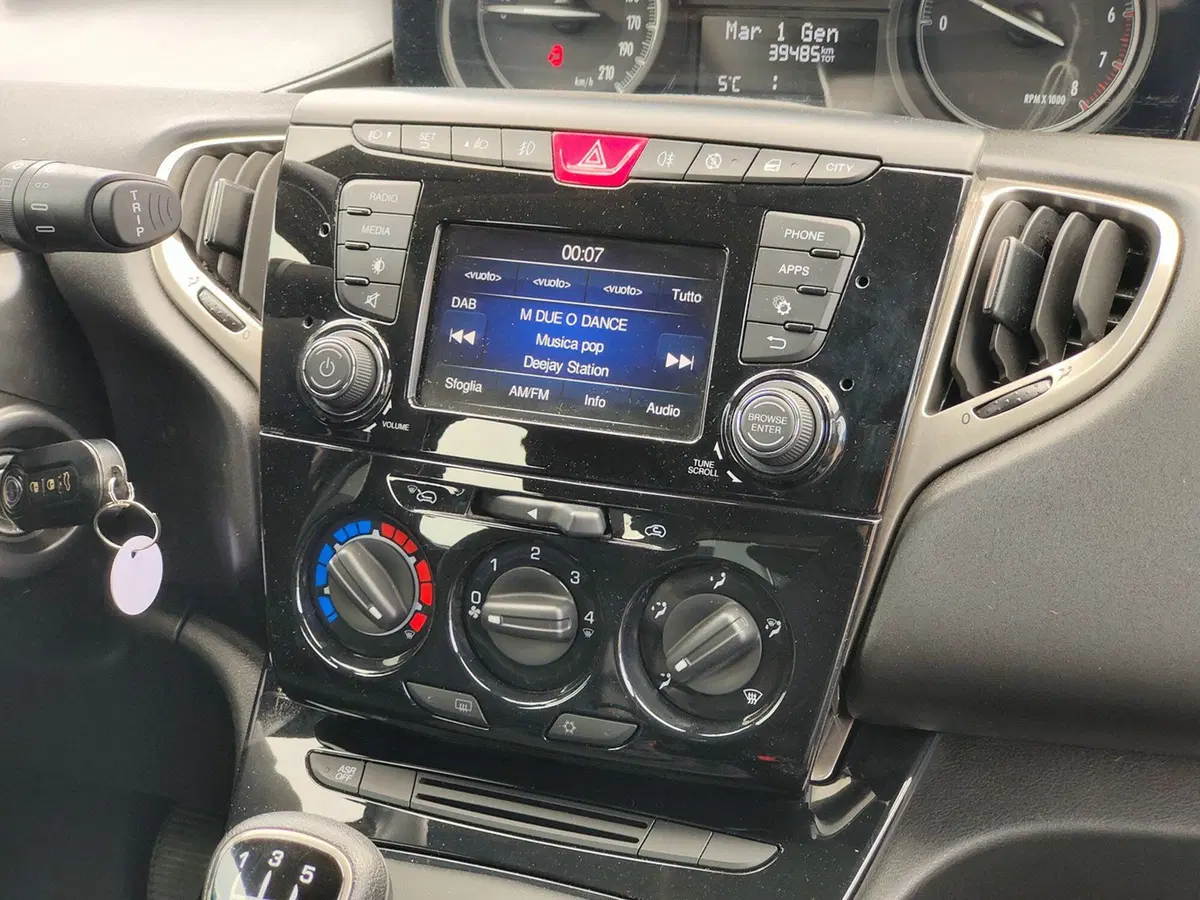 Lancia Ypsilon usata a Torino (19)