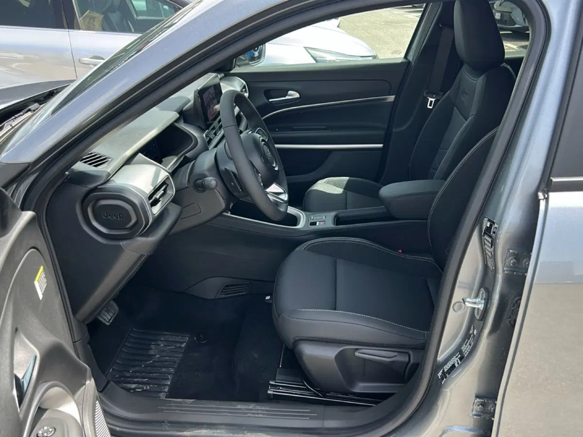 Jeep Avenger nuova a Roma (12)