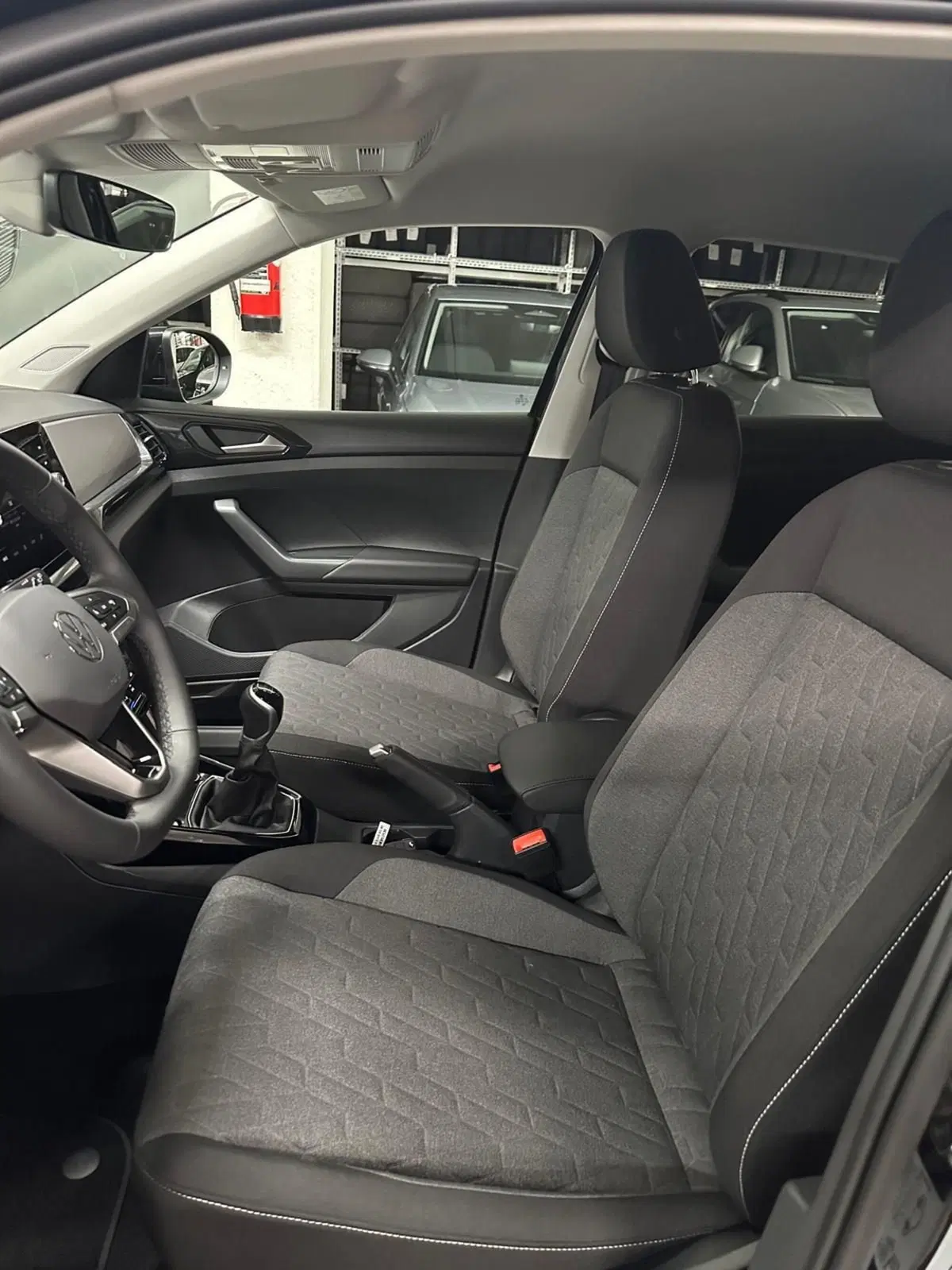 Volkswagen T-Cross nuova a Lecco (8)
