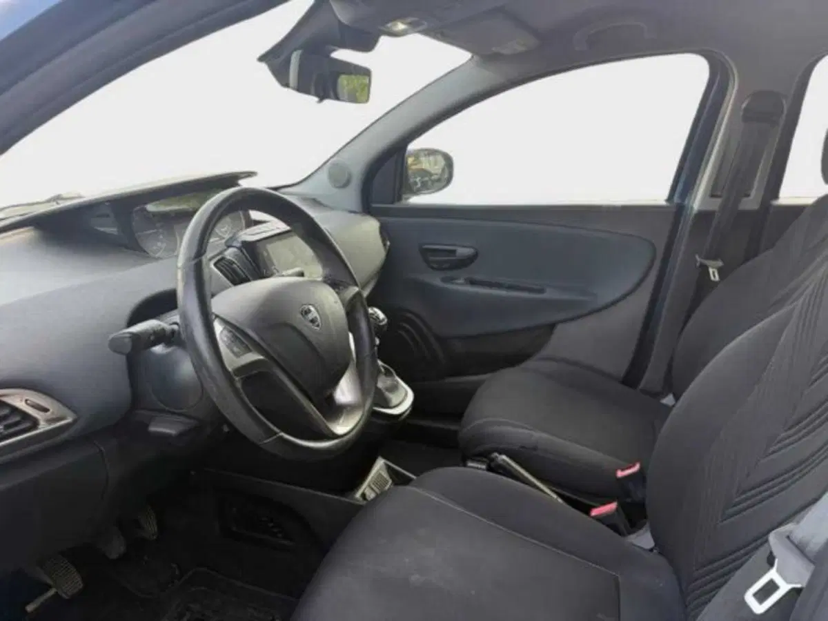 Lancia Ypsilon usata a Caltanissetta (11)
