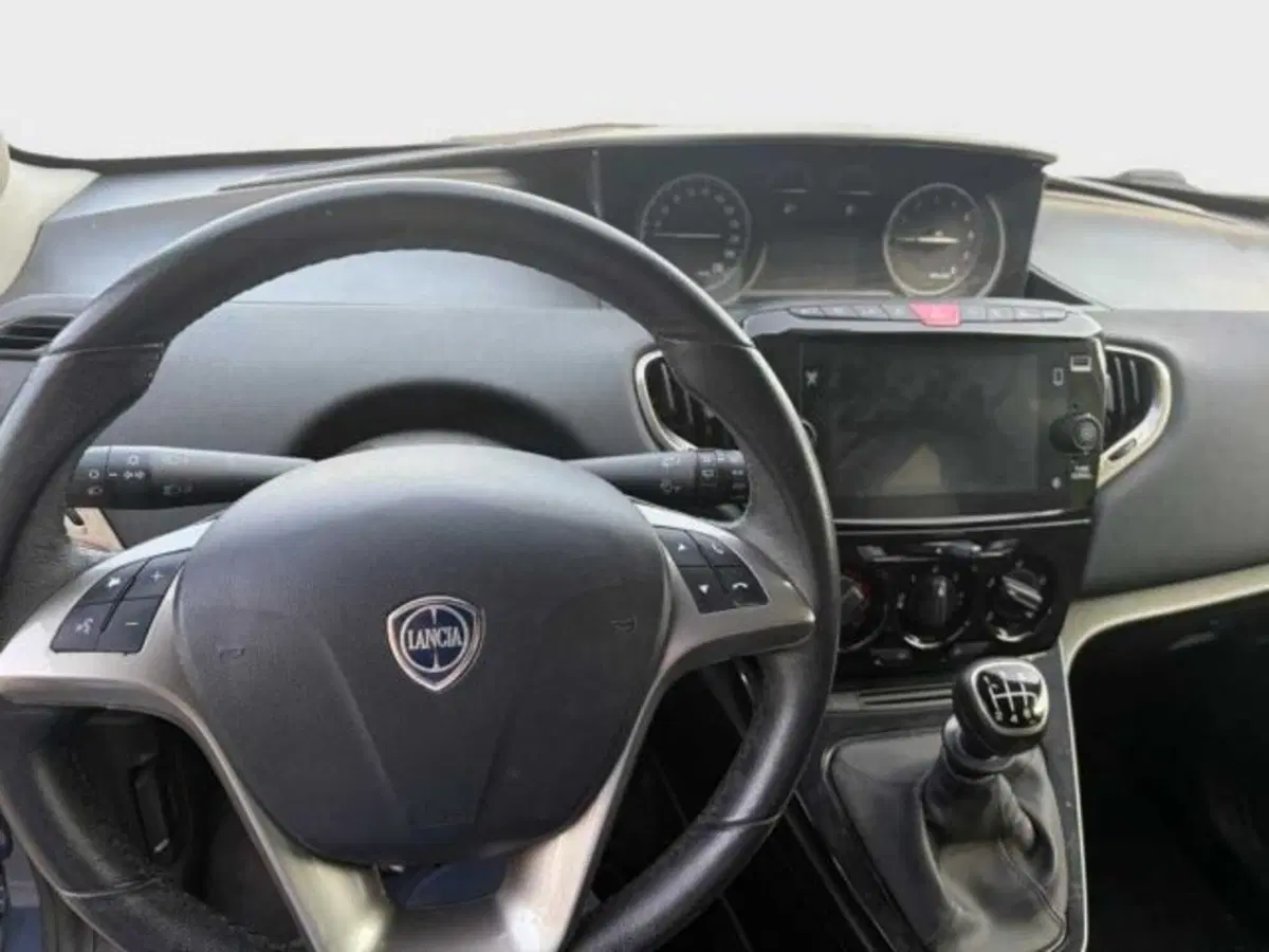 Lancia Ypsilon usata a Caltanissetta (12)