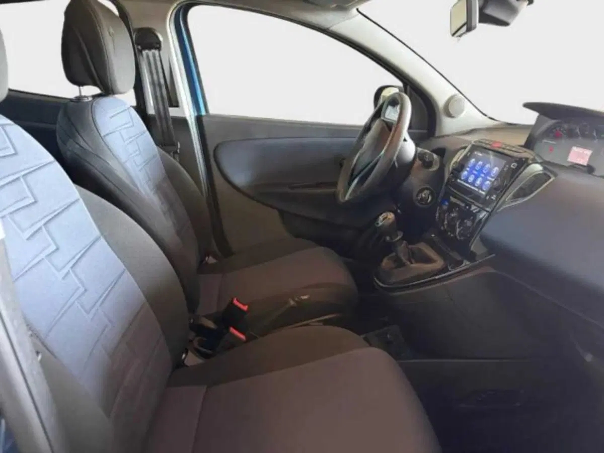 Lancia Ypsilon usata a Caltanissetta (11)