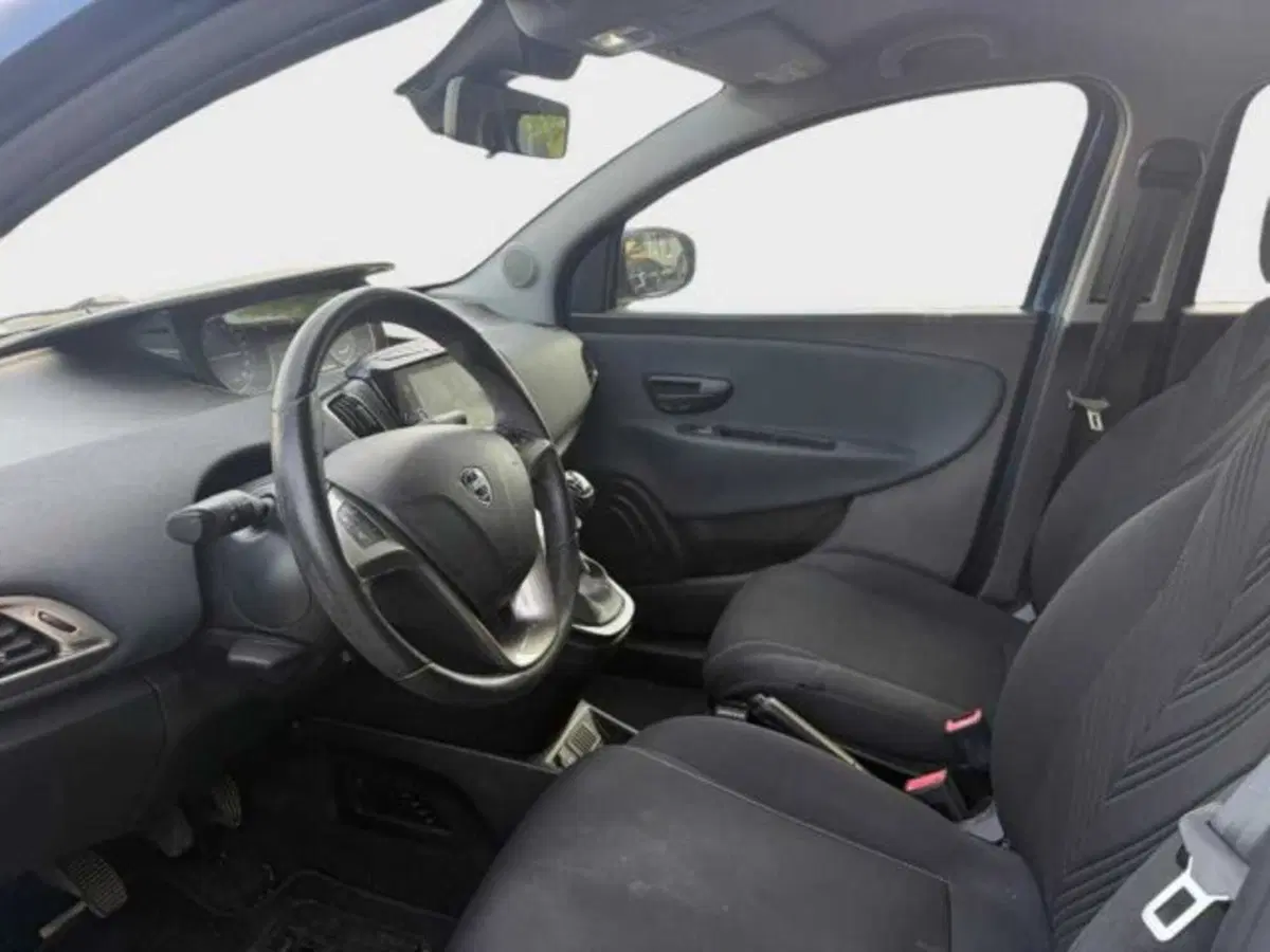 Lancia Ypsilon usata a Caltanissetta (11)