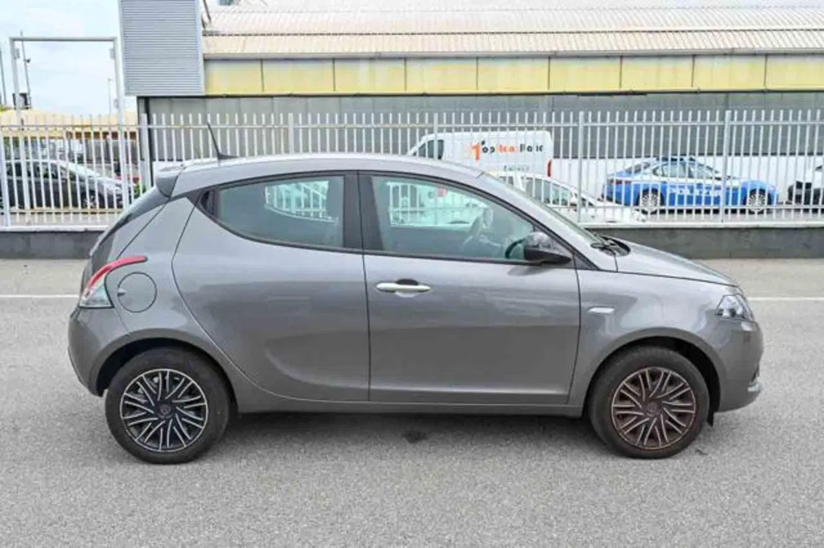 Lancia Ypsilon usata a Torino (18)
