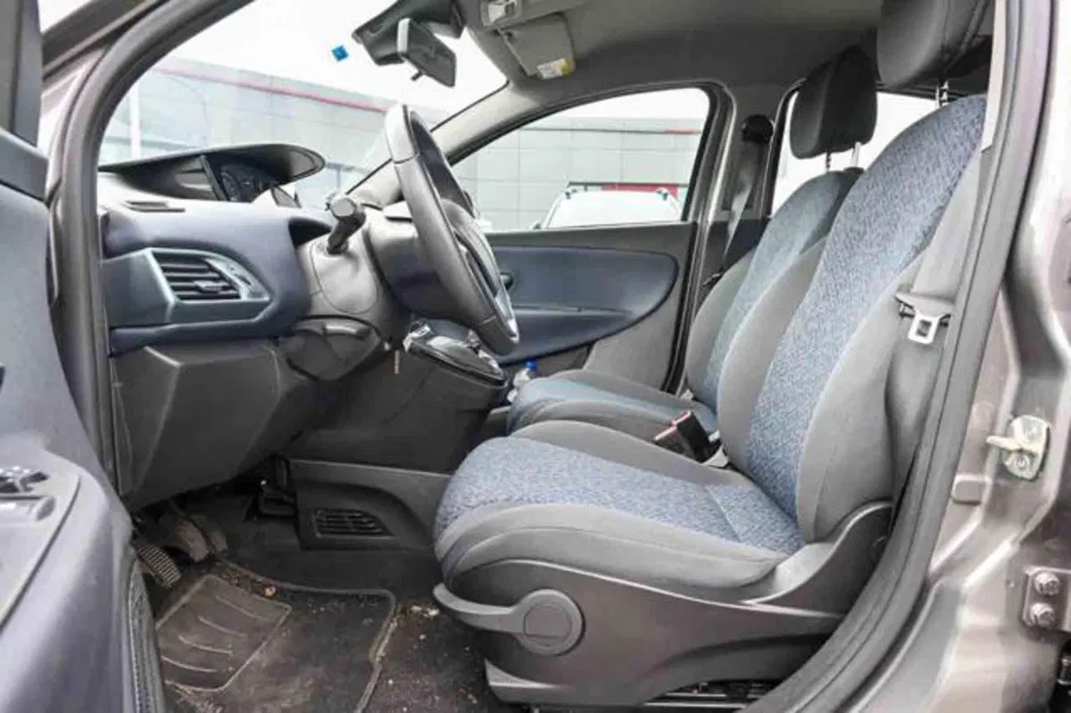 Lancia Ypsilon usata a Torino (9)