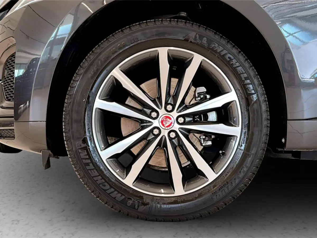 Jaguar F-Pace usata a Varese (9)