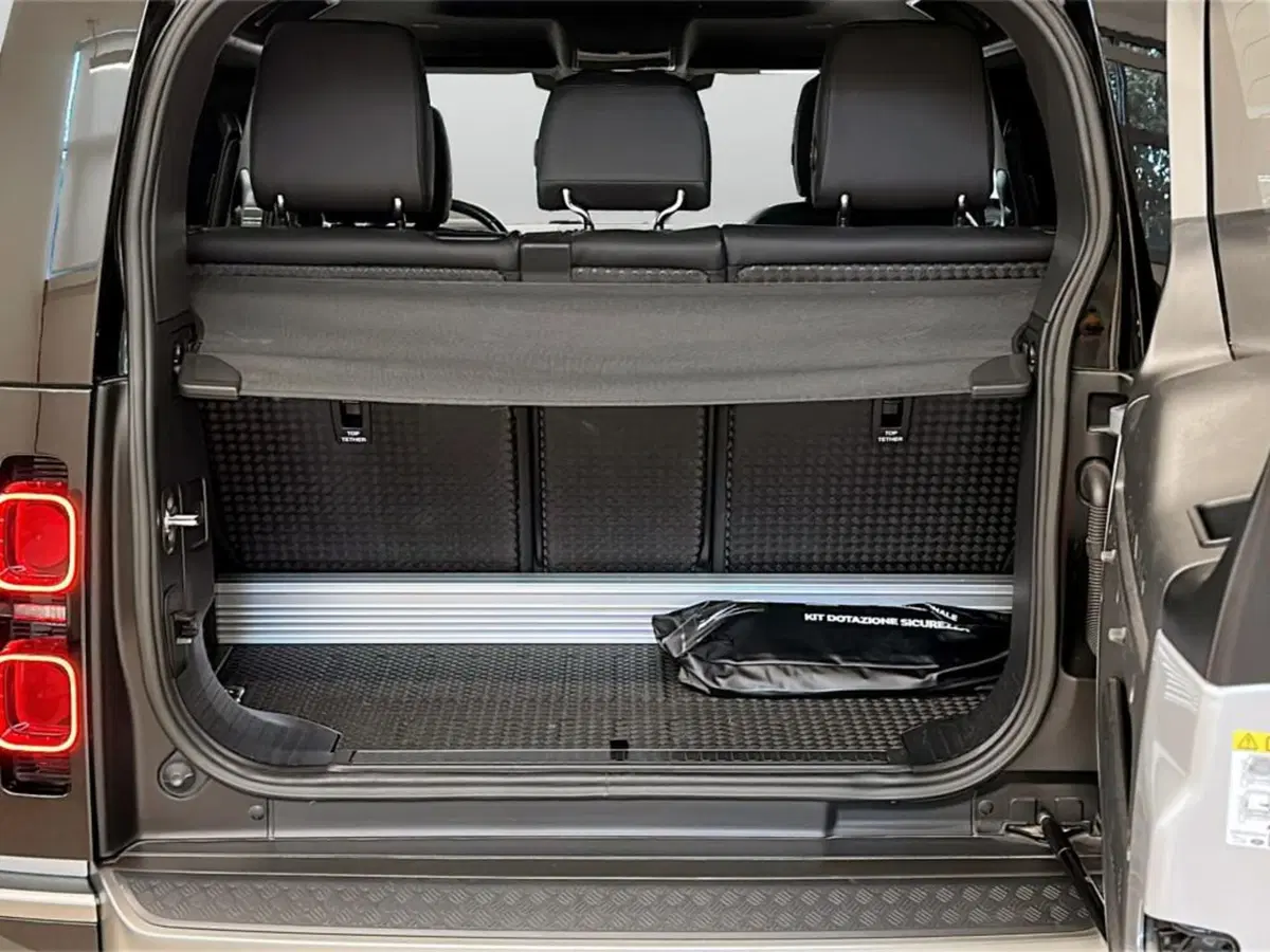 Land Rover Defender usata a Varese (11)